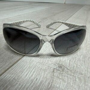 🕶✨ GUESS Glam Oversized Sunglasses – Chic Statement Frames ✨🕶